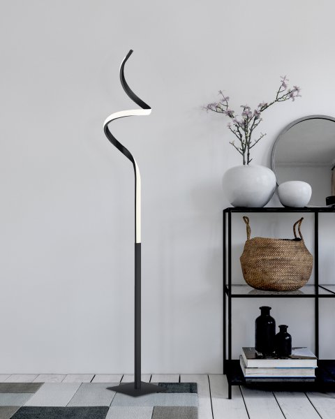 Course Zwart vloerlamp Van Trio Lighting - De lamp is voorzien van een geïntegreerde SWITCH dimmer, waarmee u de helderheid eenvoudig in drie standen kunt aanpassen – 100%, 50% en 25% – om zo de perfecte sfeer in de kamer te creëren.