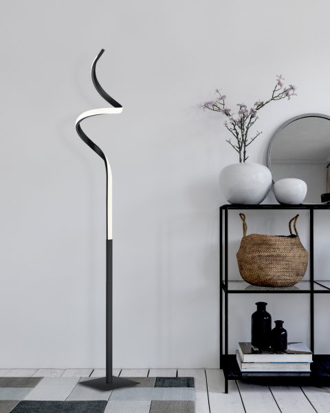 Course Zwart vloerlamp Van Trio Lighting - De lamp is voorzien van een geïntegreerde SWITCH dimmer, waarmee u de helderheid eenvoudig in drie standen kunt aanpassen – 100%, 50% en 25% – om zo de perfecte sfeer in de kamer te creëren.