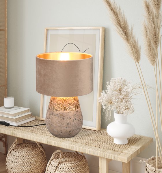 Kiran 38cm Grijs tafellamp Van Trio Lighting - De KIRAN tafellamp combineert fluweel en keramiek in een modern en opvallend design dat gegarandeerd de aandacht trekt.