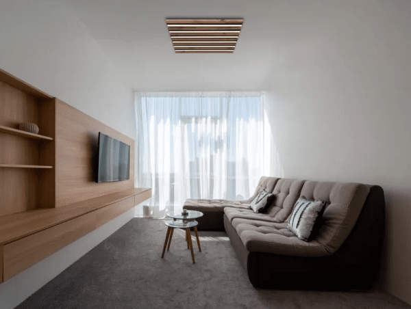 Hayden 45cm Hout plafondlamp Van Globo Lighting - Den kvadratiska plafonden Hayden &ouml;vertalar med sin moderna akustikpanel-look och bidrar med en h&auml;rlig ljusspridning i rummet.