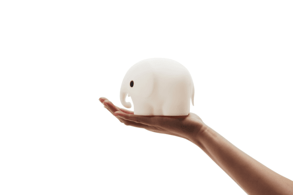 Bundle of Light - Elephant Mini Wit kinderlamp Van Mr Maria - Ideaal als decoratie op een bureaulamp of als attent cadeau: deze 10 cm versie geeft een zacht licht en schakelt na 15 minuten automatisch uit met de timer om energie te besparen.