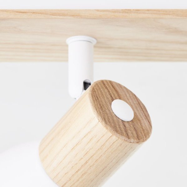 Daintree 2 Wit spot Van Brilliant - De houten details van de lamp creëren een spannende combinatie van natuur en functionaliteit en geven de kamer een warme en stijlvolle uitstraling.