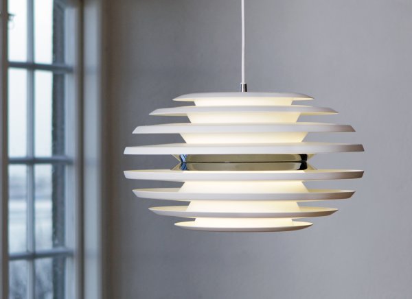 Ellipse Ø50 Wit/chroom hanglamp Van Belid - De ellipsvormige metalen kap is ontworpen om een zachte en fascinerende lichtstroom te cre&euml;ren die zich prachtig door de kamer verspreidt, terwijl de lamp bijna zwaar aanvoelt.