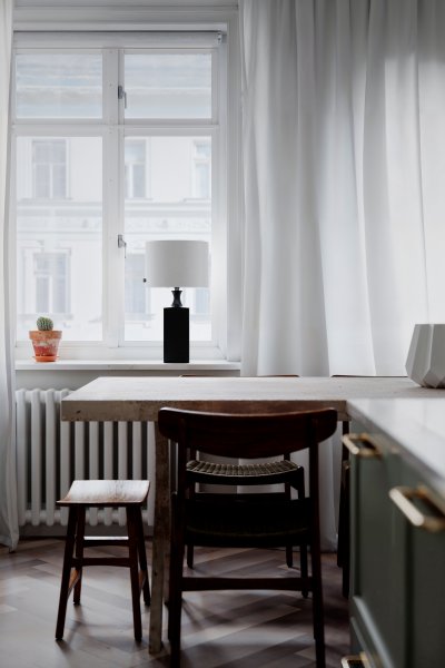 Woody 56cm Zwart tafellamp Van By Rydéns - De witte kap zorgt voor een mooie lichtspreiding in de kamer.