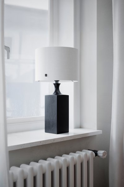 Woody 56cm Zwart tafellamp Van By Rydéns - De witte kap zorgt voor een mooie lichtspreiding in de kamer.