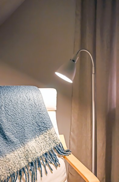 Idre 1 Wit vloerlamp Van Aneta Lighting - Idre is een stijlvolle staande lamp in matwit metaal met een elegante decoratieve ring in chroom.