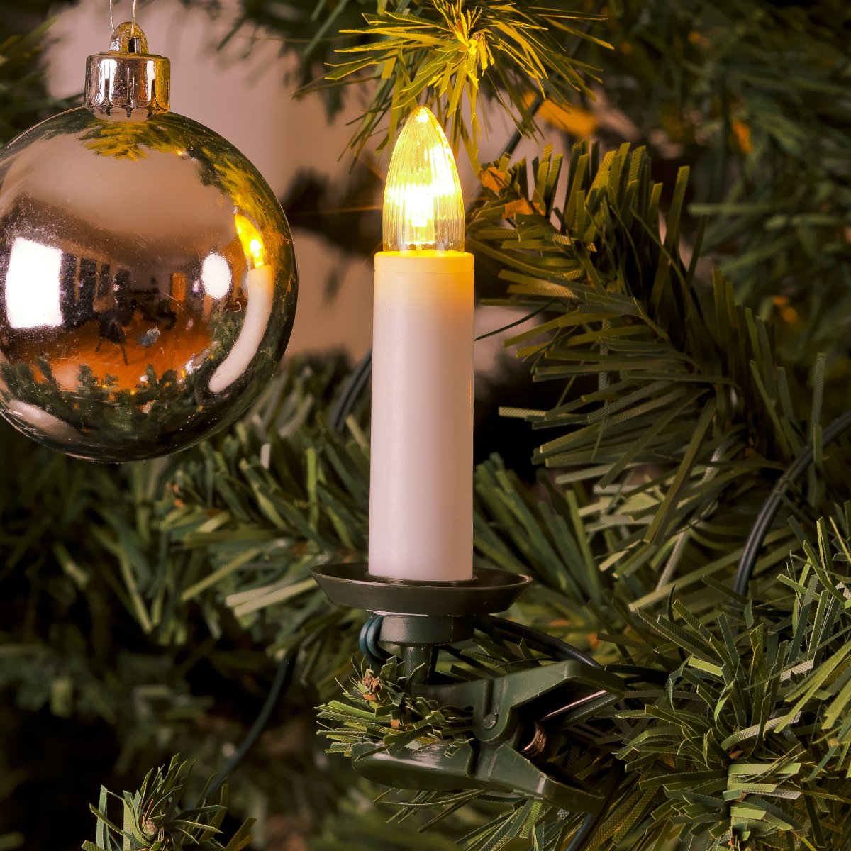 Kerstboomverlichting warmwit 35LED 27m Wit Van Konstsmide - De lampjes zijn voorzien van vervangbare E10 LED-lampen en zijn bevestigd aan een groene, parallel geschakelde lus die mooi opgaat in de takken van de boom.