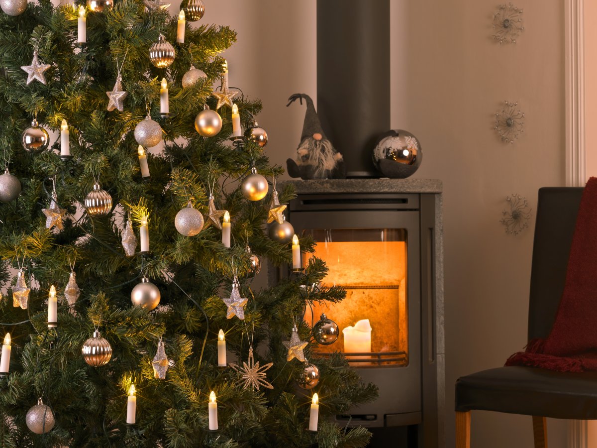 Kerstboomverlichting warmwit 25LED 12m Wit Van Konstsmide - De lampjes hebben vervangbare E10 LED-lampen en zijn bevestigd aan een 12 meter lange groene kabel die mooi opgaat in de takken van de boom.