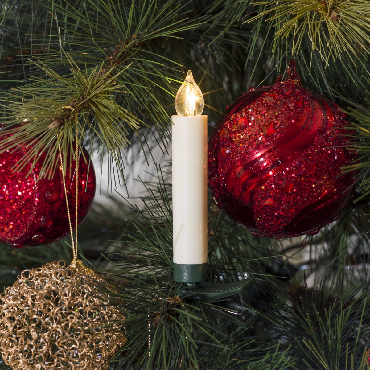 Uitbreidingsset 5LED op batterijen Wit Van Konstsmide - Dankzij de handige clipjes kun je de lampjes gemakkelijk en zonder zichtbare snoeren aan de takken van de kerstboom bevestigen.