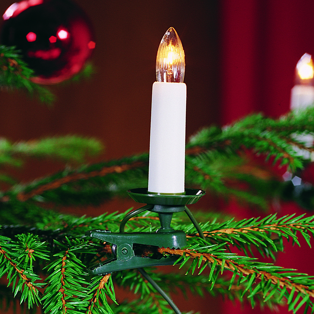 Julgransbelysning varmvit 16LED 7,5m Wit Van Konstsmide - De lampjes zijn voorzien van vervangbare E10-lampen en hangen aan een 7,5 meter lange groene lichtslinger die mooi opgaat in de takken van de boom.