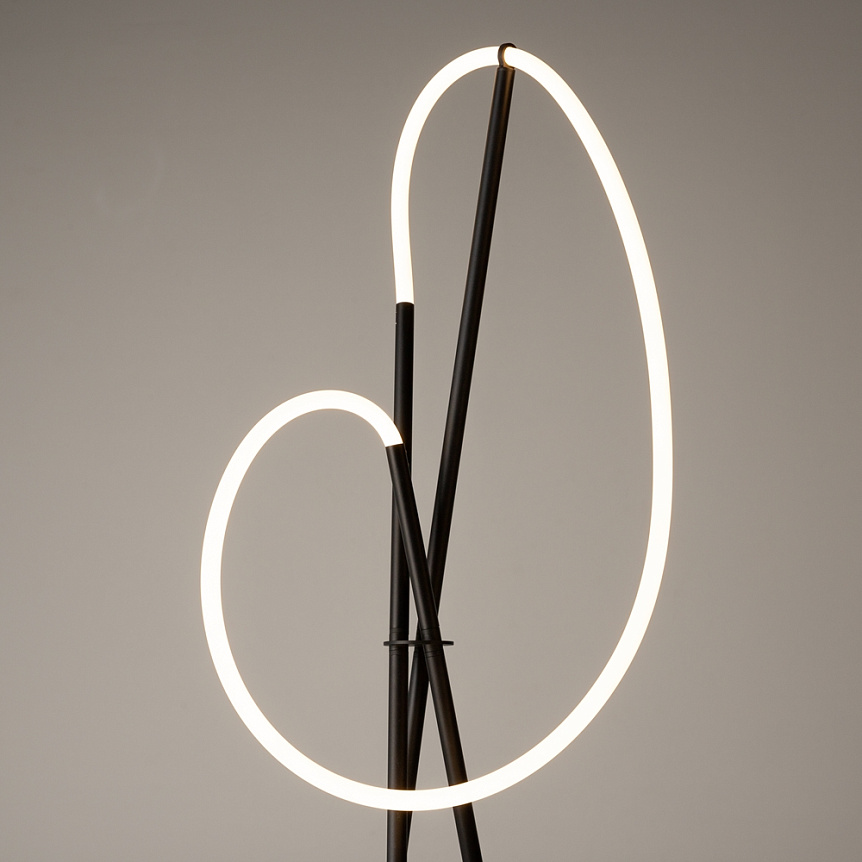 Crochet Zwart vloerlamp Van Maytoni - De hangende LED-lamp zorgt voor een krachtig en sfeervol licht dat de kamer vult, terwijl de lamp een opvallend designelement vormt.