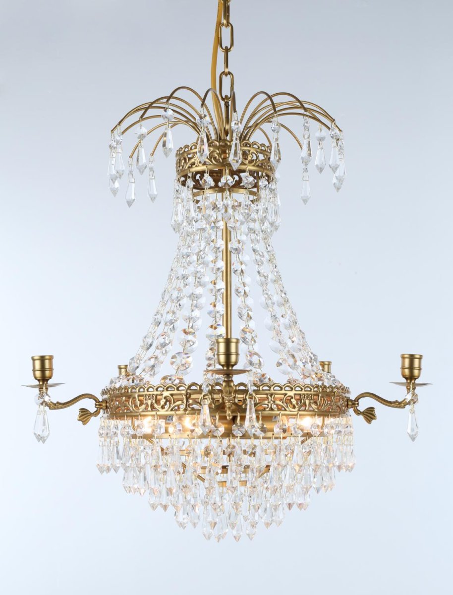 Empire Classic Ø50 kristal Van Norrsken Design - Dankzij de prachtige combinatie van sprankelende kristallen en elegante messing details is dit een tijdloos en stijlvol pronkstuk in elke kamer waar u het plaatst.