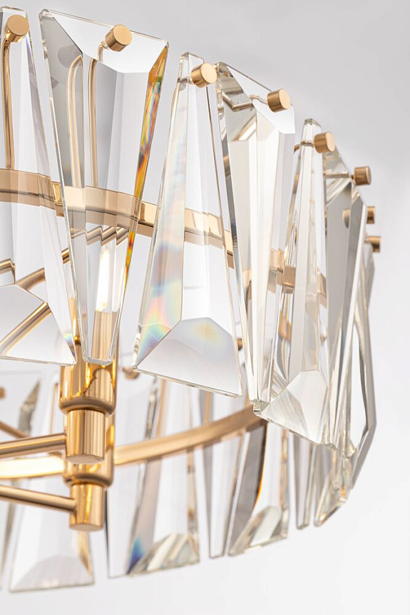 Puntes Ø52 Goud kristal Van Maytoni - Puntes is een elegante plafondkroonluchter van goudkleurig metaal met fonkelende prisma's die de lichtbronnen omringen en een magisch lichtspel cre&euml;ren wanneer de lamp brandt.