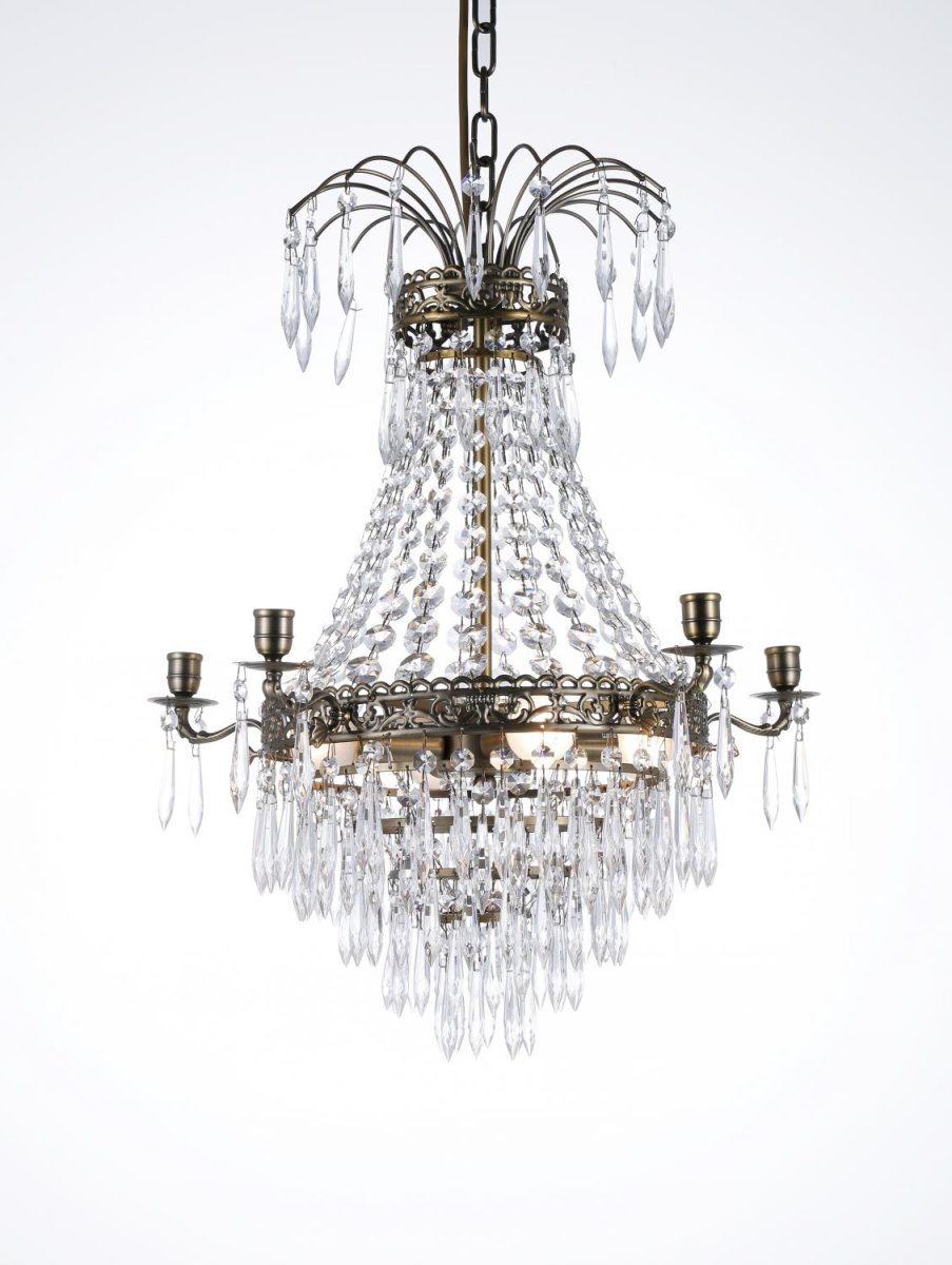 Empire Classic Ø50 Antiek messing kristal Van Norrsken Design - De kaarsenhouders in klassieke stijl complementeren het ontwerp en maken deze kroonluchter tot een ideaal middelpunt in een eetkamer of woonkamer.