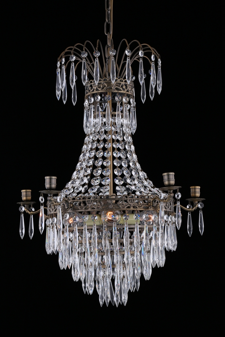 Empire Classic Ø50 Antiek messing kristal Van Norrsken Design - De kaarsenhouders in klassieke stijl complementeren het ontwerp en maken deze kroonluchter tot een ideaal middelpunt in een eetkamer of woonkamer.