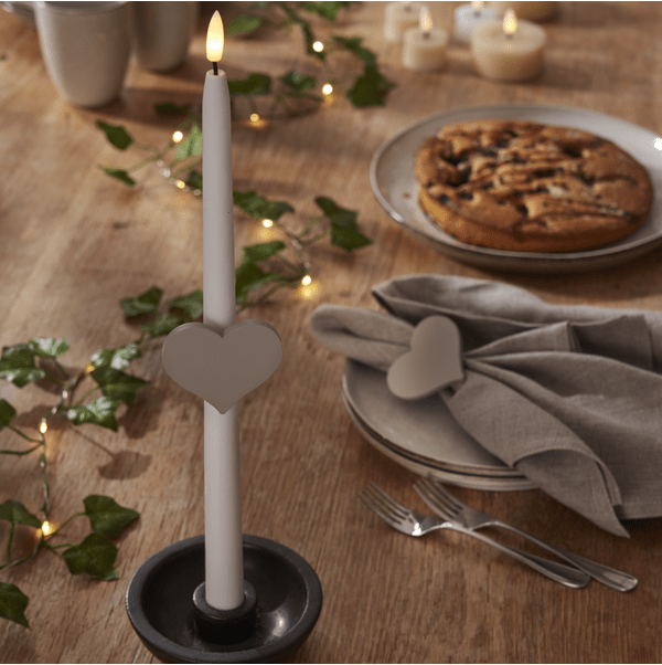 Kaarsenring 2-Pack Beige Van Star Trading - Verander de look en versier uw Adventkandelaar of LED-kaars met deze door Kerstmis ge&iuml;nspireerde decoraties.