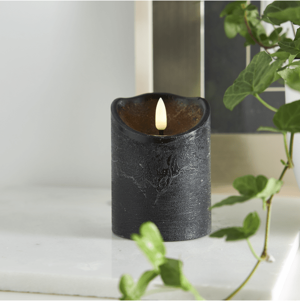 LED Stompkaars Flamme Rustic Zwart Van Star Trading - Zwarte, op batterijen werkende waxkaars met een rustiek oppervlak uit de Flamme-serie.