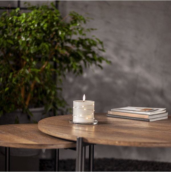LED Stompkaars Flamme Dew 10cm Wit Van Star Trading - Flamme Dew is een prachtige, op batterijen werkende kaars van witte was met een LED-strip eromheen die een gezellige, warme witte gloed verspreidt.