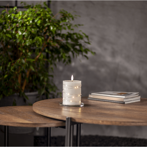 LED Stompkaars Flamme Dew 13cm Wit Van Star Trading - Flamme Dew is een prachtige, op batterijen werkende kaars van witte was met een LED-strip eromheen die een gezellige, warme witte gloed verspreidt.