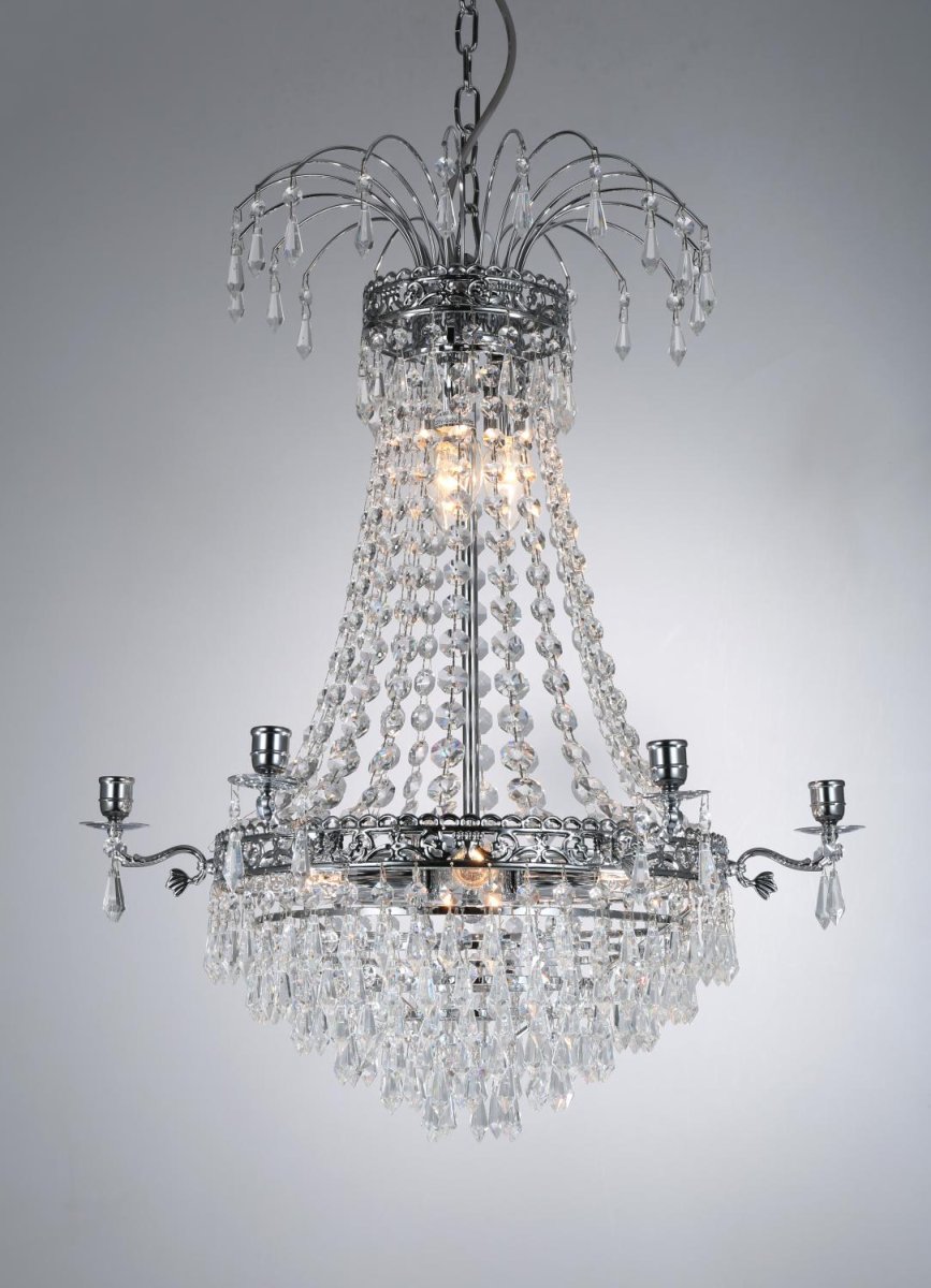 Empire Classic Ø55 Chroom kristal Van Norrsken Design - De fonkelende kristallen kettingen en de stijlvolle, zilverkleurige basis creëren een perfecte balans tussen glamour en tijdloosheid.