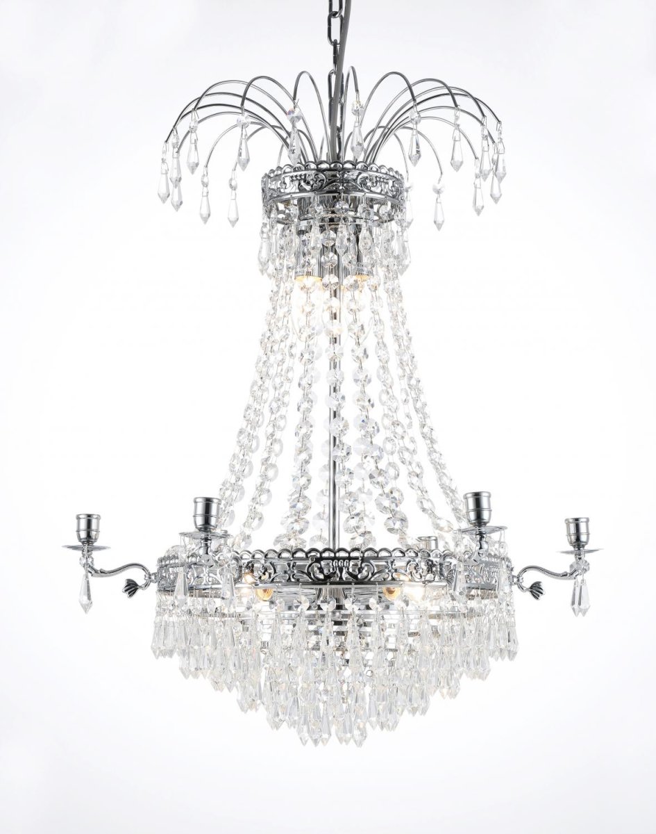 Empire Classic Ø55 Chroom kristal Van Norrsken Design - De fonkelende kristallen kettingen en de stijlvolle, zilverkleurige basis creëren een perfecte balans tussen glamour en tijdloosheid.