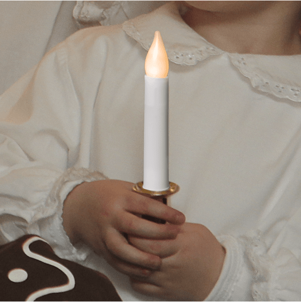 Lucia-kaars Goud Van Star Trading - De kaars heeft een gouden voet en een warme, gele vlam.