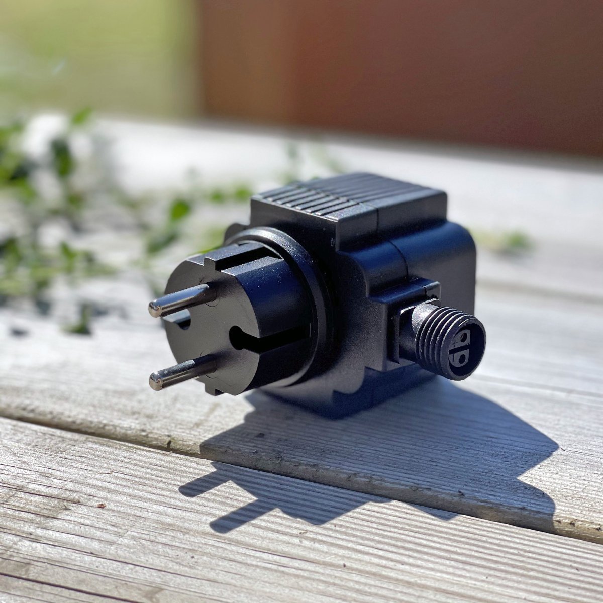 Transformator 21w Zwart Van Lightson - De transformator is een compact model dat u direct in uw 230 volt stopcontact steekt.