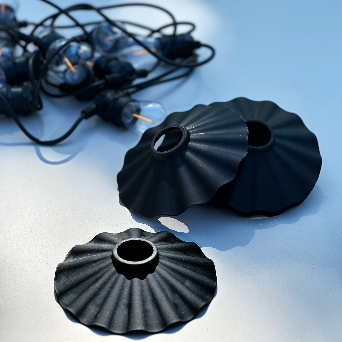 Shady 10 Zwart Van Lightson - Garden Plug &amp; Play from LightsOn - Een flexibel en betaalbaar 12-voltsysteem voor uw tuin, dat u eenvoudig zelf kunt installeren en later kunt uitbreiden tot wel 50 meter, indien gewenst.
