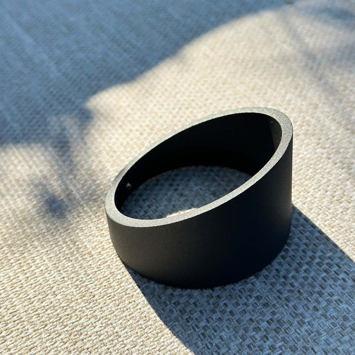 Verblindingsbescherming Luna Donkergrijs Van Lightson - De lamellenarmatuur met een binnendiameter van 60 mm wordt op de armatuur geschroefd en vervolgens vastgezet met een klein schroefje.