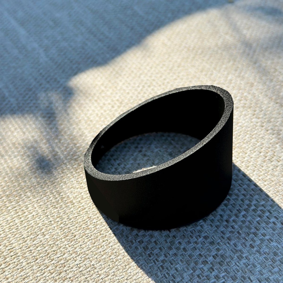 Verblindingsbescherming Luna/Arcus/Nova Zwart Van Lightson - De anti-verblindingskap met een binnendiameter van 60 mm wordt op de armatuur geschroefd en vervolgens vastgezet met een kleine schroef.