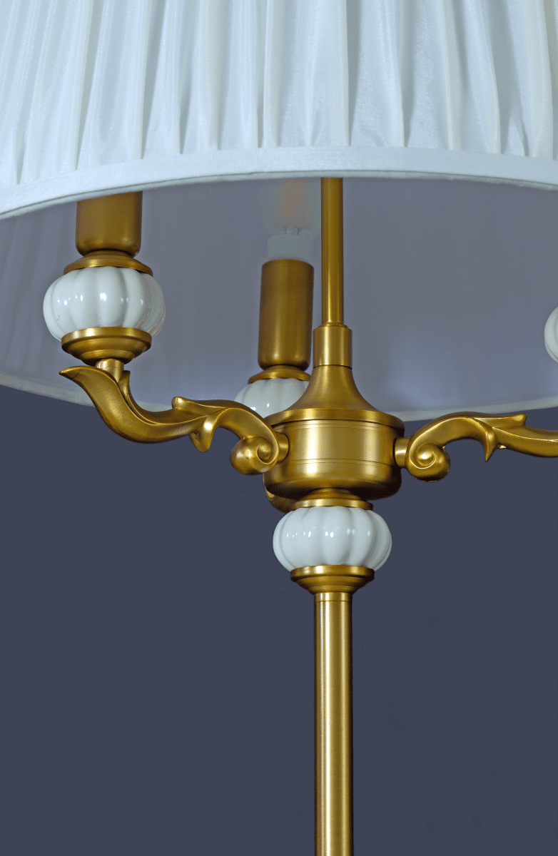 Toulouse Goud vloerlamp Van Aneta Lighting - De Toulouse vloerlamp heeft een klassieke en elegante uitstraling met decoratieve details en een prachtige gouden afwerking.