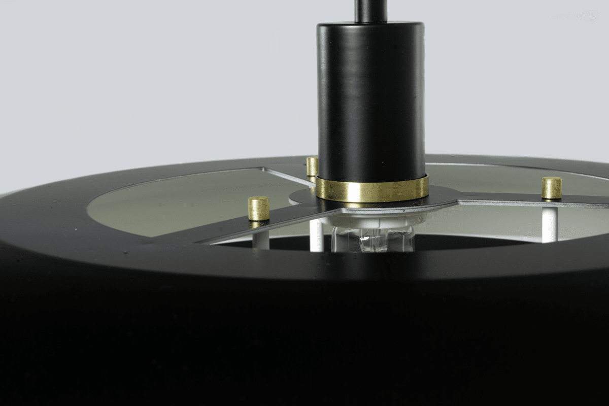 Epsilon Ø56 Zwart hanglamp Van Aneta Lighting - De onderkant van de kap is wit voor een gelijkmatige en aangename lichtverdeling.