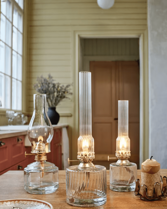 Kerosene Lamp Maj Transparant Van Strömshaga - Gebruik voor deze olielamp de lampenolie van Strömshaga (artikelnummer 100001), apart verkrijgbaar.