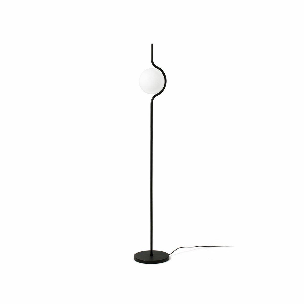 Le Vita Zwart vloerlamp Van Faro Barcelona - Deze staande lamp combineert een zachte glazen kap met een fijne, grafische metalen structuur die een luchtige en verfijnde indruk geeft.