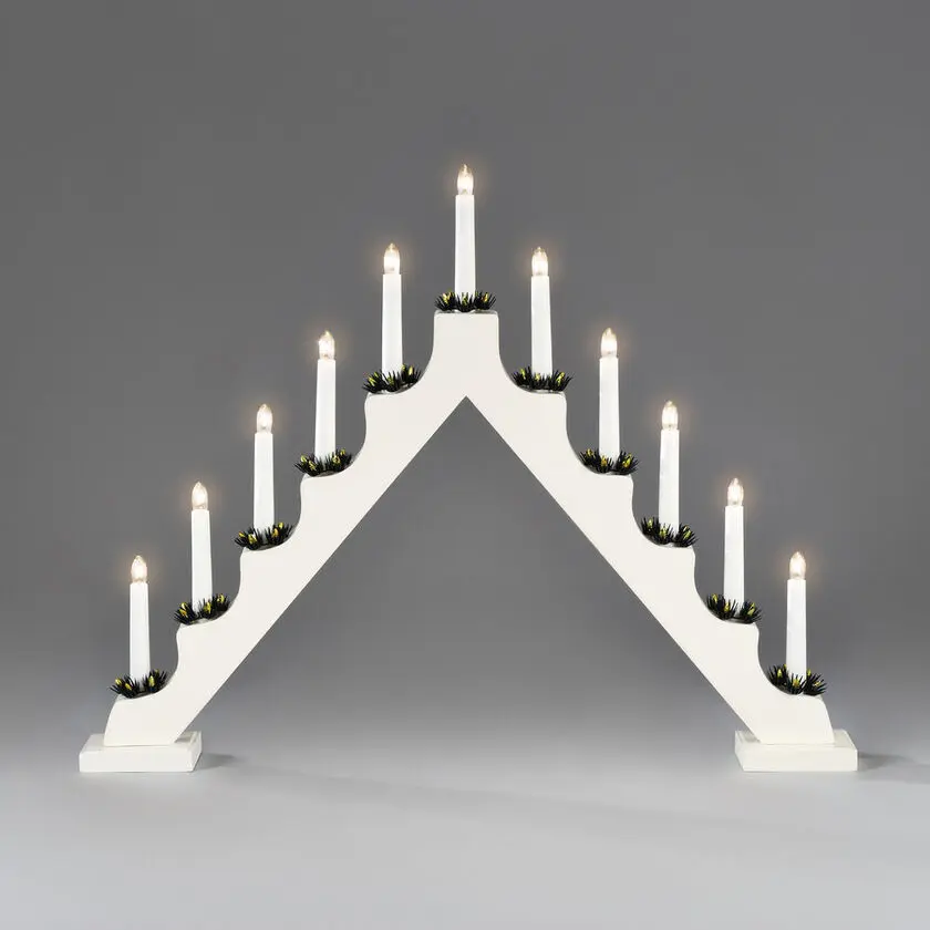 Candelabra 11 Lights Wit Van Konstsmide - Met zijn 11 kaarsen in een klassieke trapeziumvorm en decoratieve manchetten cre&euml;ert het een warme en feestelijke sfeer in huis.