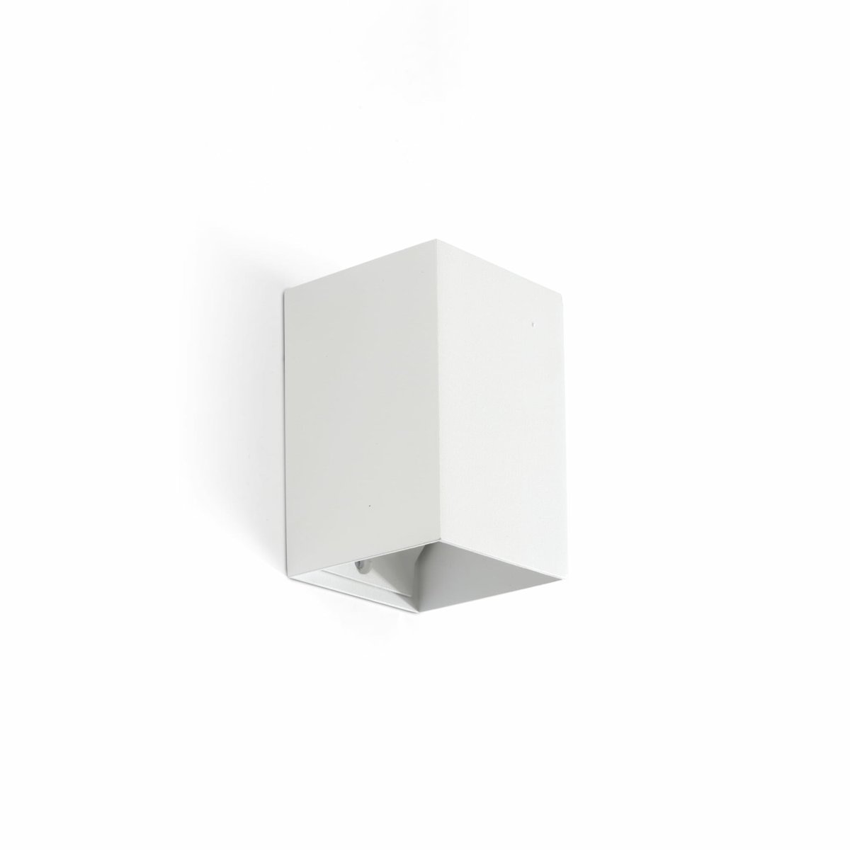 Lune 10cm Wit wandlamp Van Faro Barcelona - Lune is een vierkante wandlamp met een matwit oppervlak die perfect past in hallen, corridors en andere doorgangen.