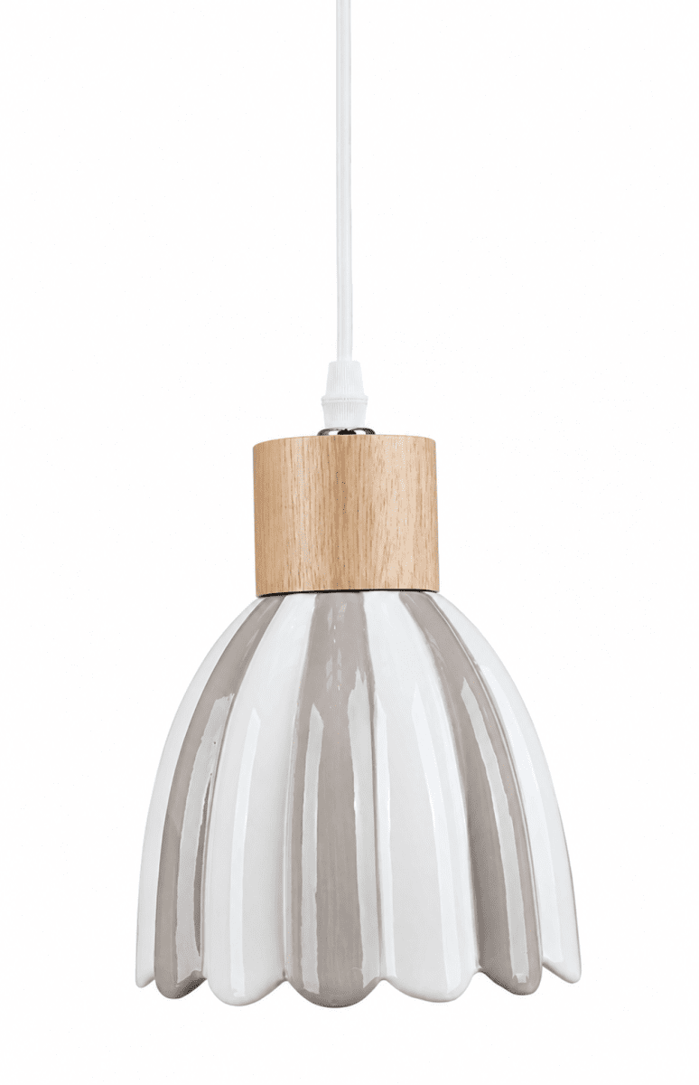 Poppy Ø15 Wit/beige raamlamp Van Pixie Design - Poppy is een charmante keramische raamlamp met een zacht afgeronde vorm en decoratieve houten details die een natuurlijke uitstraling geven.
