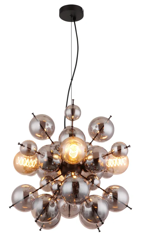 Udo Ø50 Rookkleurig hanglamp Van Globo Lighting - Dess unika design imponerar med en rund form d&auml;r eleganta metallst&auml;nger sammanl&auml;nkas med dekorativa kulor i olika storlekar.