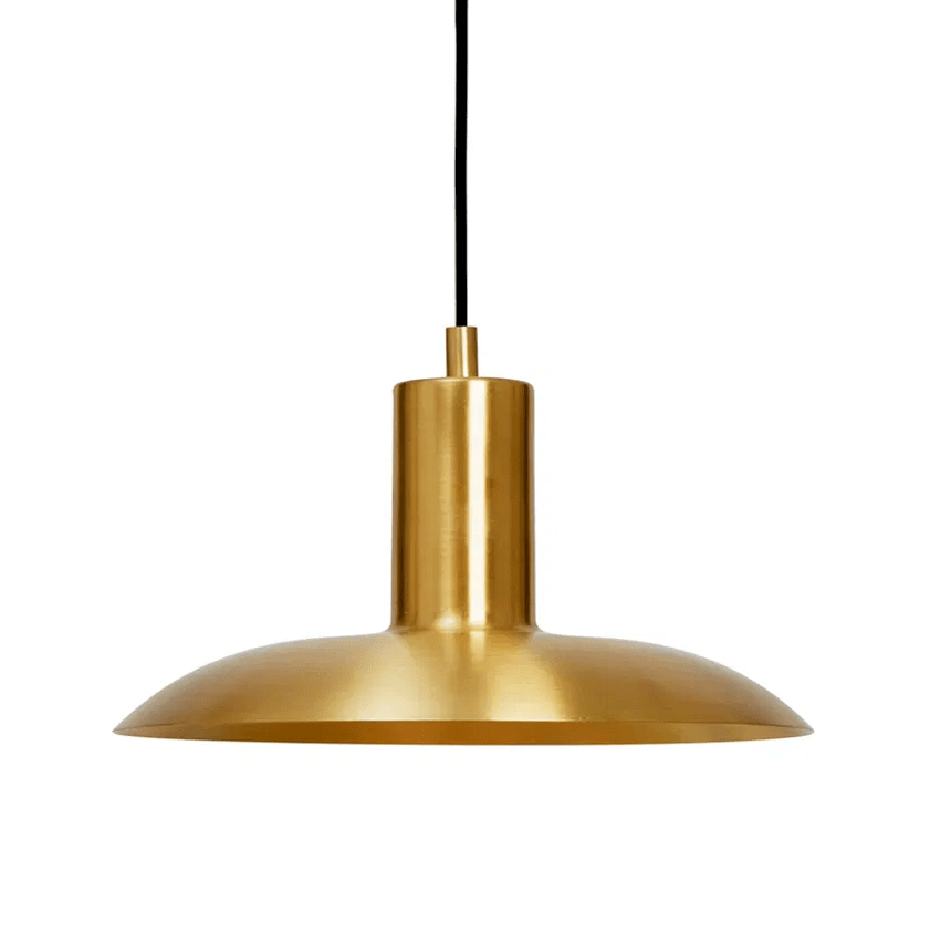 Vega Ø25 Mat messing hanglamp Van H. Skjalm P - De Vega hanglamp is een elegante lamp in mat messing die een breed en zacht licht verspreidt en zo een warme en uitnodigende sfeer cre&euml;ert.