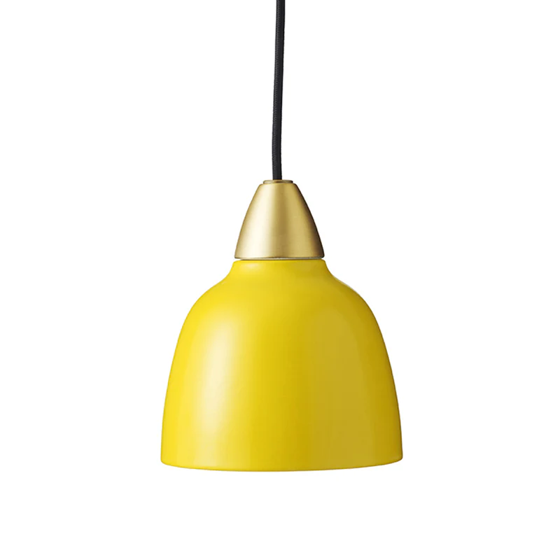 Urban Mini Ø15 Geel hanglamp Van Superliving - Ondanks zijn kleinere formaat verspreidt de Urban Mini een indrukwekkende lichtspreiding en is hij zowel geschikt voor boven het aanrecht als voor in een gezellige leeshoek.