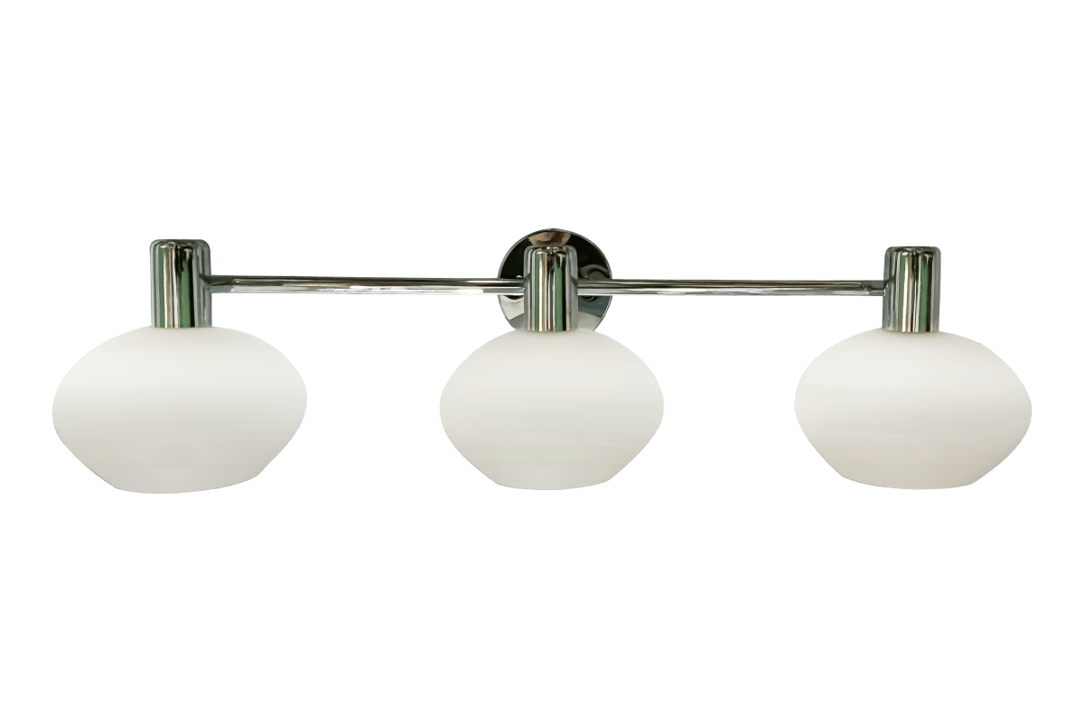 Elba 63cm Chroom badkamerlamp Van Aneta Lighting - Deze wandlamp is gemaakt van metaal en heeft een elegant design met drie prachtig gevormde kappen van opaalwit glas die een zacht en aangenaam licht verspreiden.