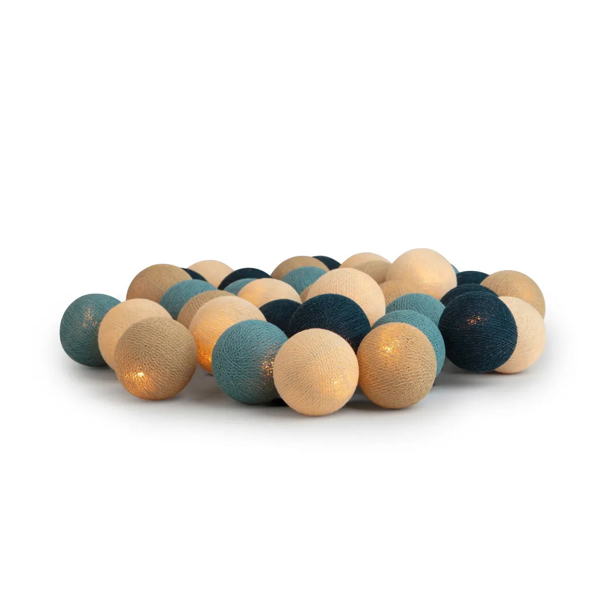 Irislights Atlantic Ocean 20-lights Veelkleurig Van Irislights - De elegante lichtslinger met de afbeelding van de Atlantische Oceaan van Irislights is een snoer dat bestaat uit handgemaakte bolletjes van katoen en handgeverfd, dun draad.