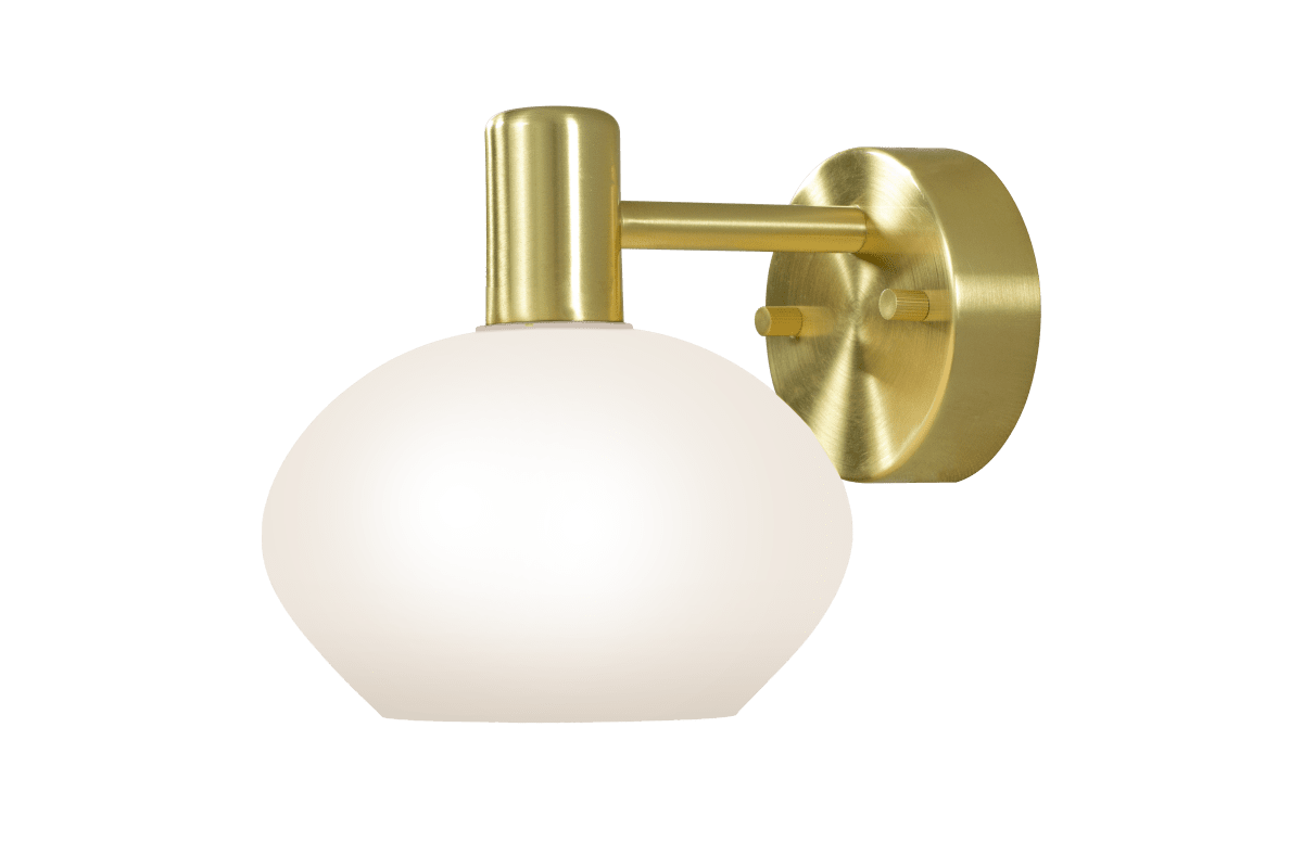 Elba Ø15 Mat messing badkamerlamp Van Aneta Lighting - Deze wandlamp is gemaakt van metaal en heeft een elegant design met een opaalwitte glazen kap die zacht en aangenaam licht verspreidt.