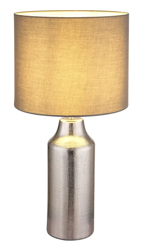 Elden 60cm Zilver tafellamp Van Globo Lighting - Den silverf&auml;rgade keramiska basen i kombination med den gr&aring;a cylindriska textilsk&auml;rmen skapar en sofistikerad kontrast och blir en stilfull inredningsdetalj.