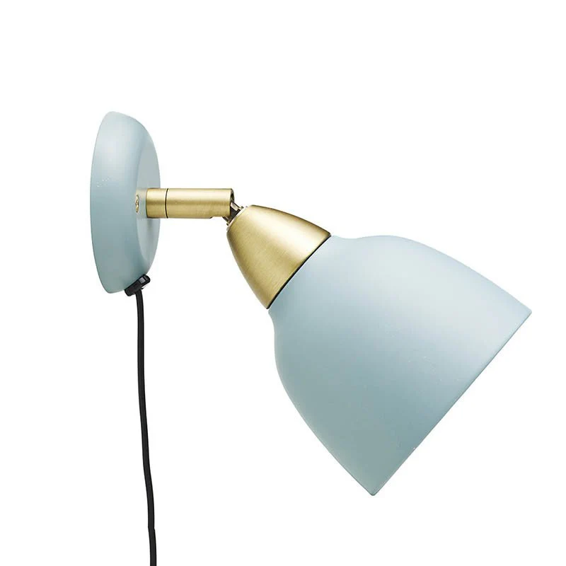 Urban Short Lichtblauw leeslamp Van Superliving - De Urban Short wandlamp combineert een verfijnd design met praktische functionaliteit.