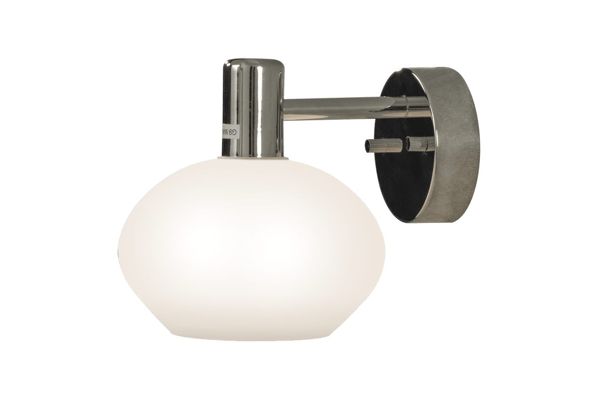 Elba Ø15 Chroom badkamerlamp Van Aneta Lighting - Deze wandlamp is gemaakt van metaal en heeft een elegant design met een opaalwitte glazen kap die zacht en aangenaam licht verspreidt.