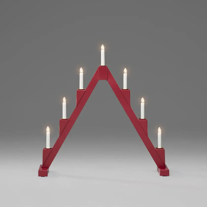 Candelabra 7 Lights ROOD Van Konstsmide - Opvouwbare elektrische kandelaar met 7 kaarsen, gemaakt van rood geverfd hout, versierd met messing ringen rond elke kaars voor een elegante toets.