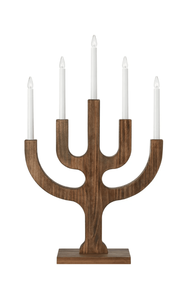 Sapin 5L Bruin Van Markslöjd - Dankzij het royale formaat is het een decoratieve blikvanger, vooral in grote ramen waar de vijf kaarsen een warme en sfeervolle gloed verspreiden tijdens donkere winteravonden.