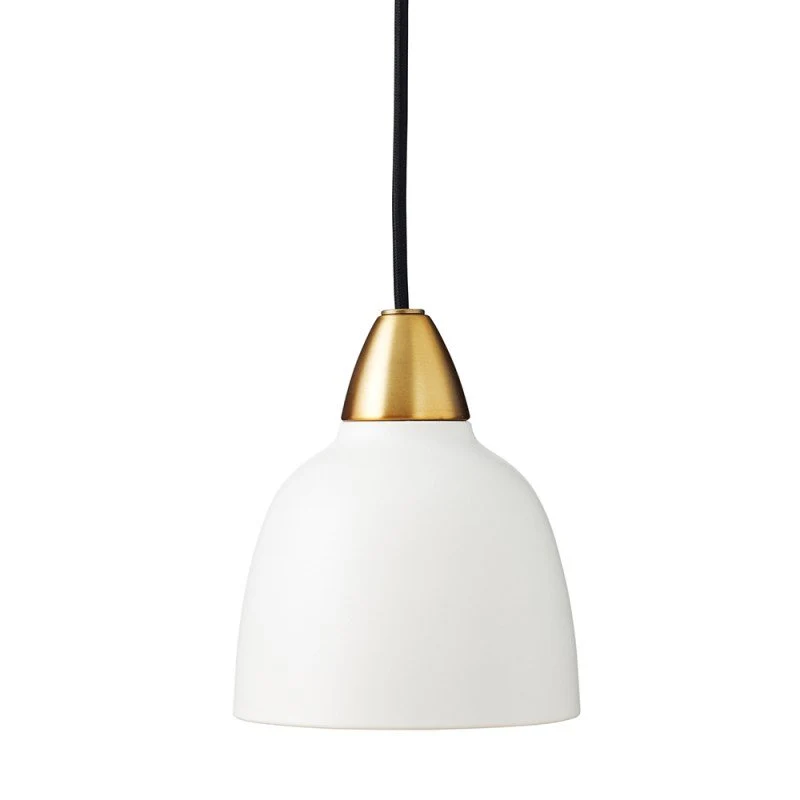 Urban Mini Ø15 Wit hanglamp Van Superliving - Ondanks zijn kleinere formaat verspreidt de Urban Mini een indrukwekkende lichtspreiding en is hij zowel geschikt voor boven het aanrecht als voor in een gezellige leeshoek.