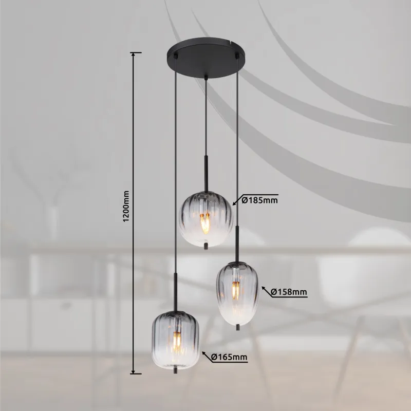 Attila Ø46 Rookkleurig hanglamp Van Globo Lighting - Tillverkad av mattsvart metall och r&ouml;kf&auml;rgat glas som &auml;r mjukt tonade, detta ger lampan ett unikt ljusspel som skapar en behaglig och sofistikerad st&auml;mning i rummet.